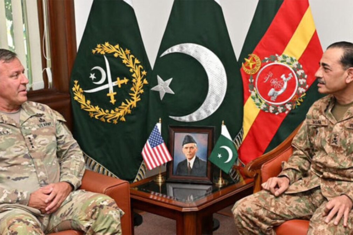بازدید فرمانده مرکزی ارتش آمریکا از مرزهای پاکستان و افغانستان