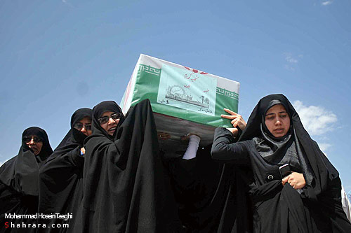 طواف پیکر شهید برونسی و شهدای گمنام در حرم رضوی 