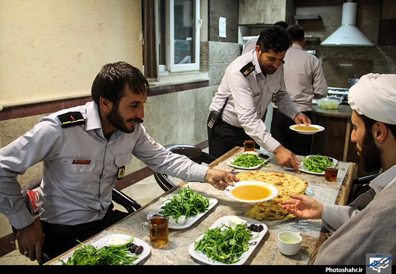 افطاری ساده با آتش نشانان