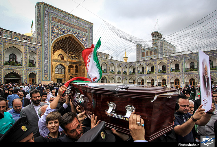 اقامه ی نماز بر پیکر استاد حمید سبزواری در حرم رضوی 