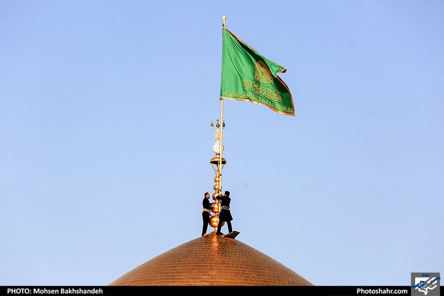 مراسم تعویض پرچم گنبد و پوشش ضریح حرم مطهر رضوی