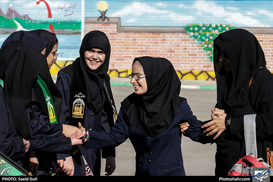 نواختن زنگ مهر در مدرسه استثنایی همیاران صالحه