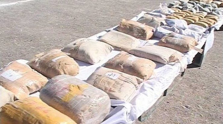 استفاده از وانت مزدا با موتور لکسوس برای انتقال مواد راهکار قاچاقچیان بود برای اینکه ماشین شان چنان سرعتی داشته باشد که به دام نیفتند، اما آن‌ها در نهایت در استان فارس به چنگ پلیس افتادند.