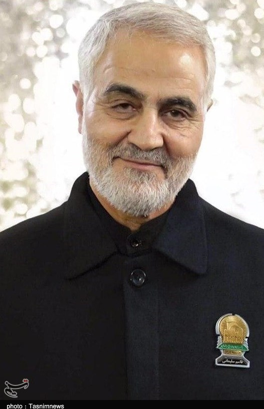 سردار شهید سپهبد حاج قاسم سلیمانی در لباس خادمی امام رضا (ع) + عکس سردار شهید سپهبد حاج قاسم سلیمانی در لباس خادمی امام رضا (ع) + عکس