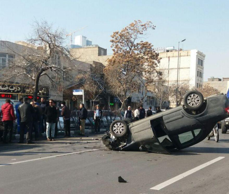 واژگونی تیبا در بلوار وکیل‌آباد مشهد/ ترافیک در این محدوده