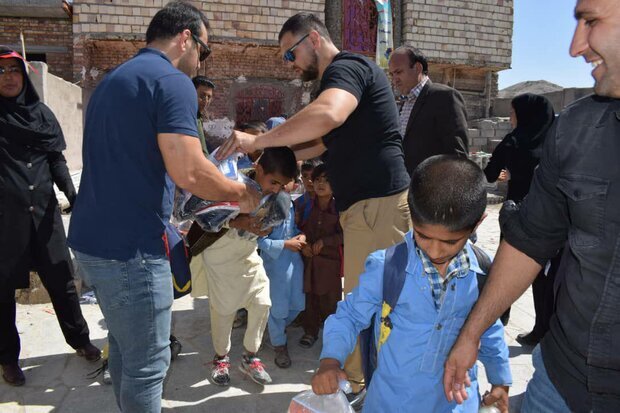 حضور رسول خادم، کمیل قاسمی در کنار سیل&zwnj;زدگان سیستان و بلوچستان+عکس