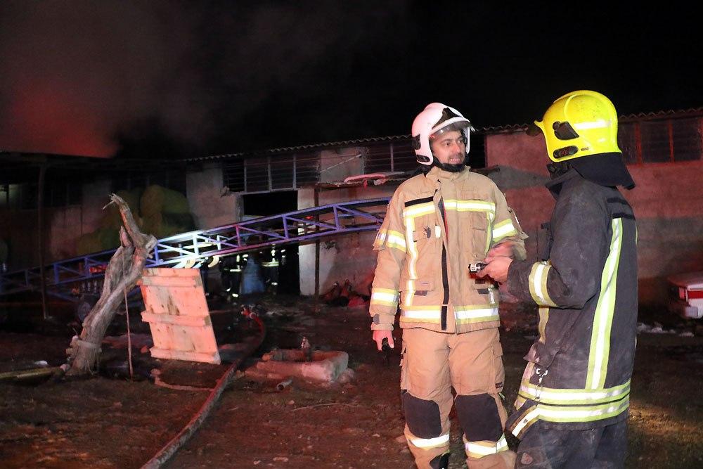 مهار آتش‌سوزی کارخانه ایزوگام در جاده مشهد کلات