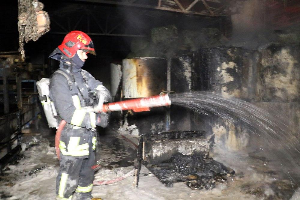 مهار آتش‌سوزی کارخانه ایزوگام در جاده مشهد کلات