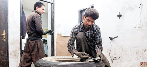 دلو&zwnj;سازی با لاستیک فرسوده!