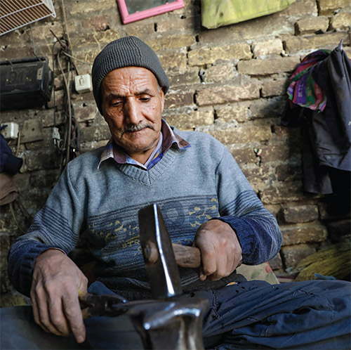 چکش، سندان و دست&zwnj;های پولادی