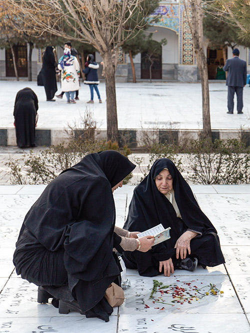 شاهدان بیدار در آرامگاهی کهن