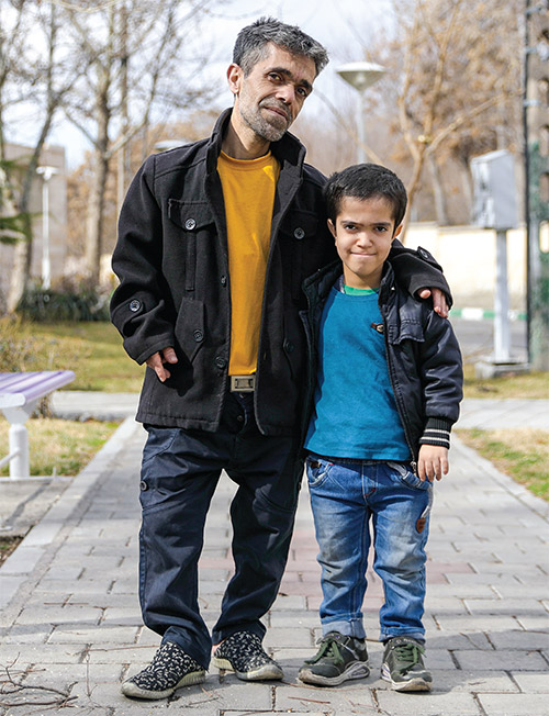 خنده&zwnj;هایی بر لب، گریه&zwnj;هایی پنهانی