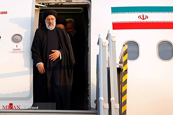 رئیس قوه قضاییه وارد فرودگاه کرمان شد/ادای احترام به مقام شهید سلیمانی رئیس قوه قضاییه وارد فرودگاه کرمان شد/ادای احترام به مقام شهید سلیمانی