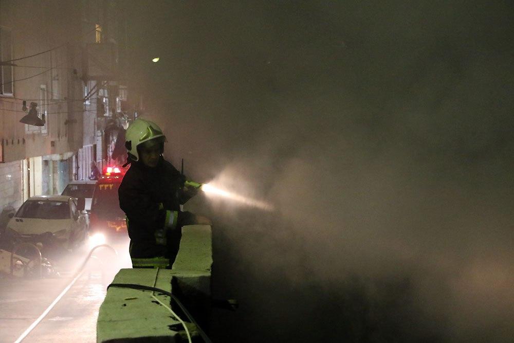 مهار آتش‌سوزی انبار ناایمن نگهداری کفش در خیابان امام‌رضا (ع) مشهد