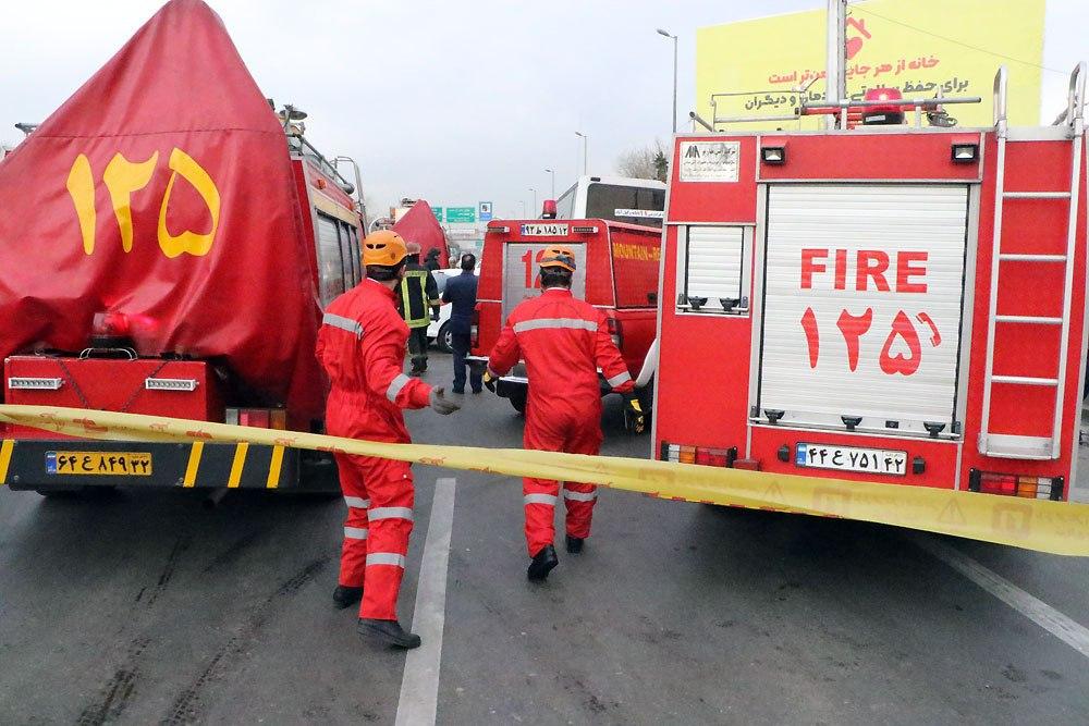 امدادرسانی آتش‌نشانان به مصدوم سانحه برخورد ۲۰۶ با اتوبوس در مشهد+تصاویر