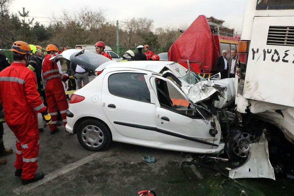 امدادرسانی آتش‌نشانان به مصدوم سانحه برخورد ۲۰۶ با اتوبوس در مشهد+تصاویر