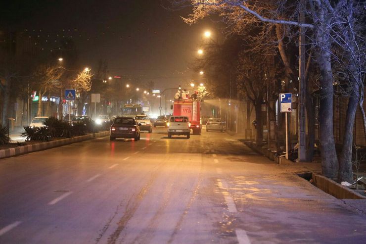 آغاز عملیات گندزدایی معابر پرتردد توسط خودرو‌های آتش نشانی مشهد