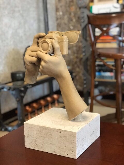 مجسمه عباس کیارستمی زیر تک درخت معروف او مجسمه عباس کیارستمی زیر تک درخت معروف او