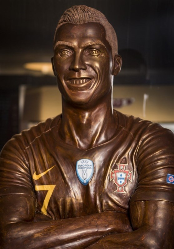 ساخت مجسمه شکلاتی رونالدو+فیلم ساخت مجسمه شکلاتی رونالدو+فیلم