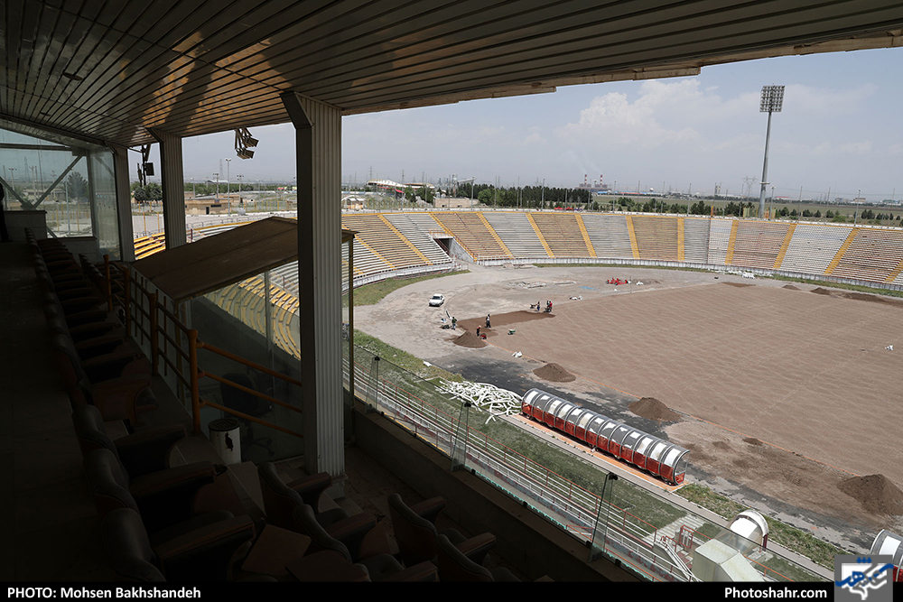 ‎آماده سازی زمین چمن مجموعه ورزشی ثامن الائمه