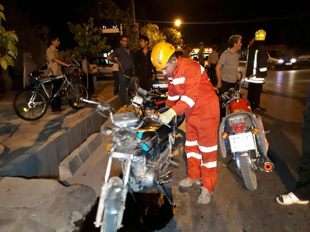 خارج کردن پای نوجوان گرفتار از زیر چرخ‌های کامیون بنز