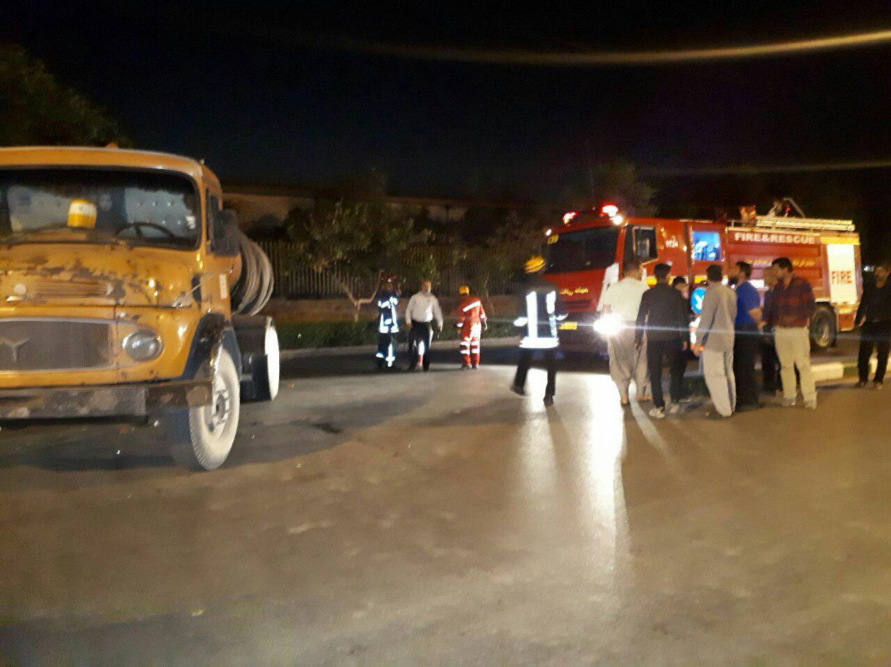 خارج کردن پای نوجوان گرفتار از زیر چرخ‌های کامیون بنز