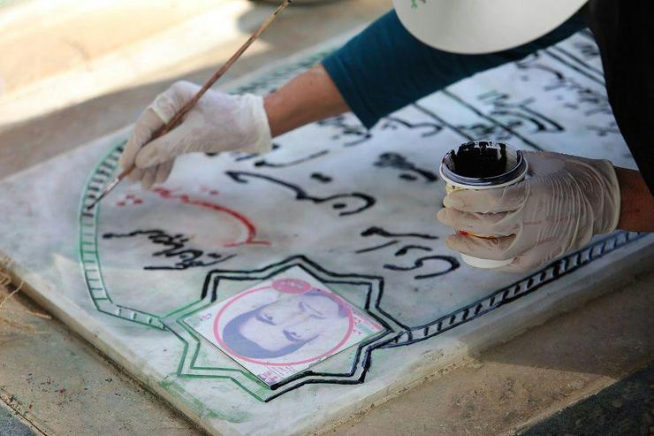 رنگ آمیری بیش از ۴۵۰۰ قطعه از قبور مطهر شهدادر آرامستان بهشت رضا