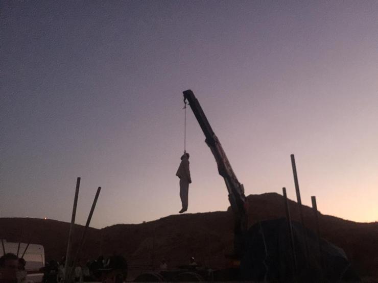 حکم قصاص قاتل امام جمعه شهرستان کازرون طبق رأی صادره در شعبه اول دادگاه کیفری یک استان فارس صبح امروز در شهرستان کازرون و در ملاءعام اجرا شد.