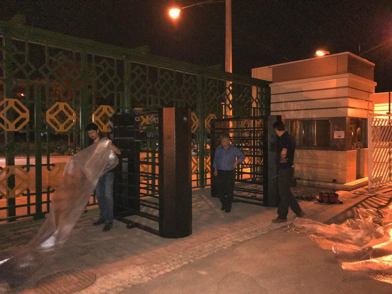 نصب گیت های ورزشگاه امام رضا(ع)