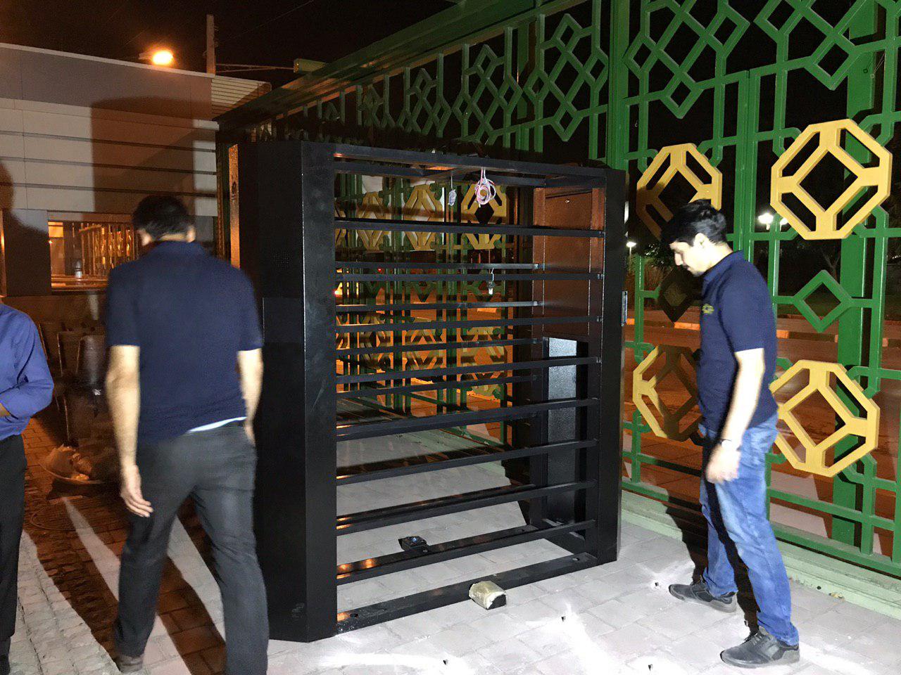 نصب گیت های ورزشگاه امام رضا(ع)