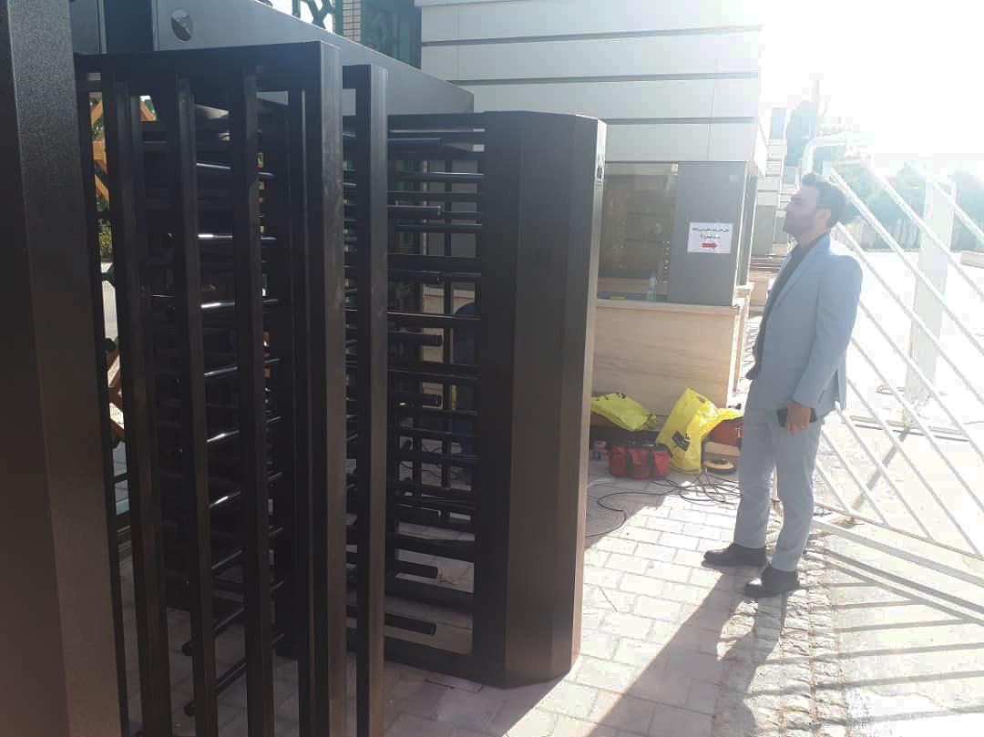 نصب گیت های ورزشگاه امام رضا(ع)