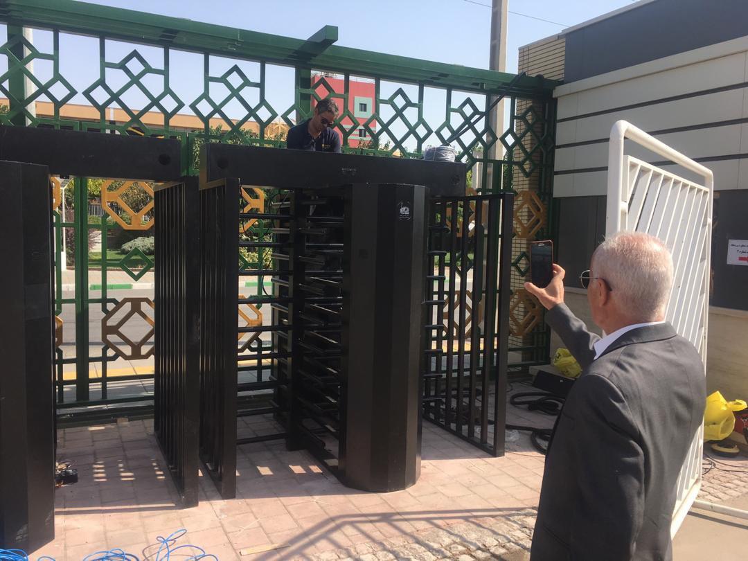 نصب گیت های ورزشگاه امام رضا(ع)