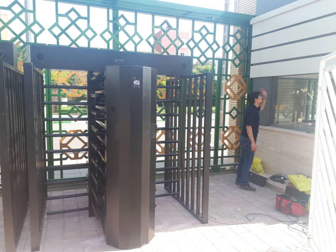 نصب گیت های ورزشگاه امام رضا(ع)