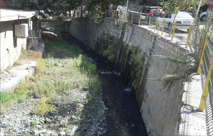 بخشدار طرقبه در خصوص نشت فاضلاب دررودخانه روستای کلاته آهن و جاغرق گفت: به دلیل توپوگرافی روستای کلاته آهن امکان حفر چاه جذبی نیست، اما چند سال است که سپتیک فاضلاب کلاته آهن در نقطه‌ای در مجاورت رودخانه قرار گرفته و مرتب تخلیه می‌شود.