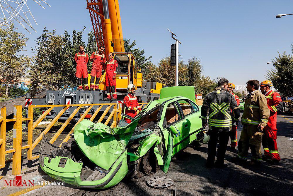 سقوط جرثقیل در اتوبان بسیج تهران ۲ کشته برجای گذاشت + فیلم و عکس