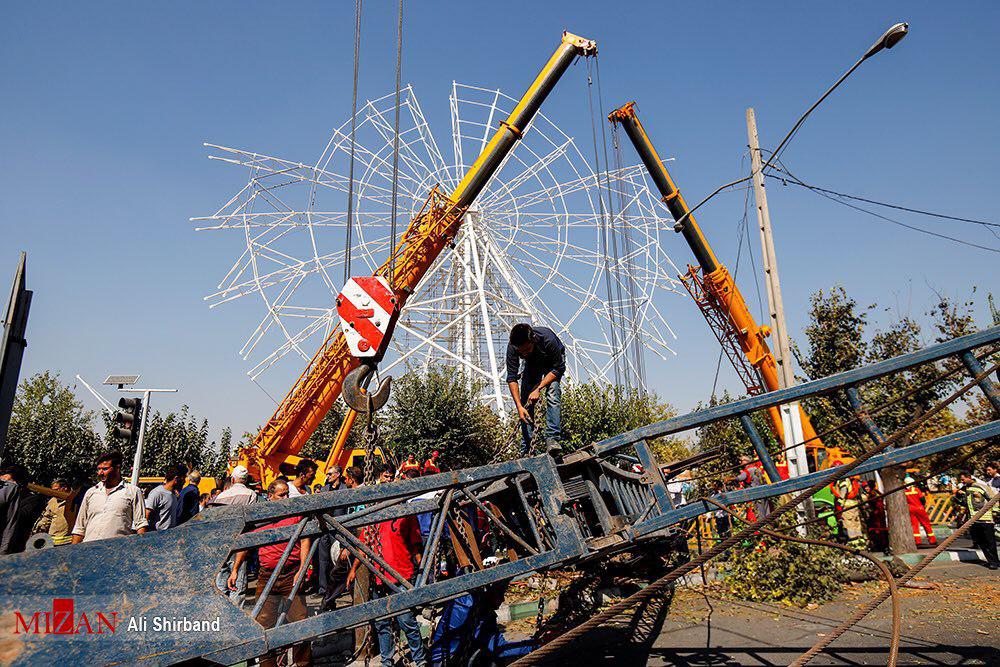سقوط جرثقیل در اتوبان بسیج تهران ۲ کشته برجای گذاشت + فیلم و عکس
