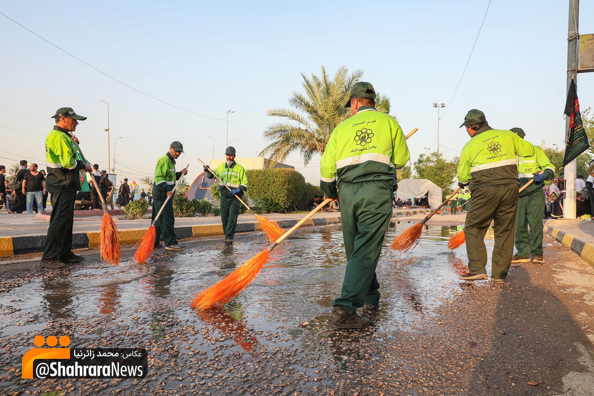 پاکبان‌های مشهدی، خیابان‌های نجف را رفت و روب می‌کنند