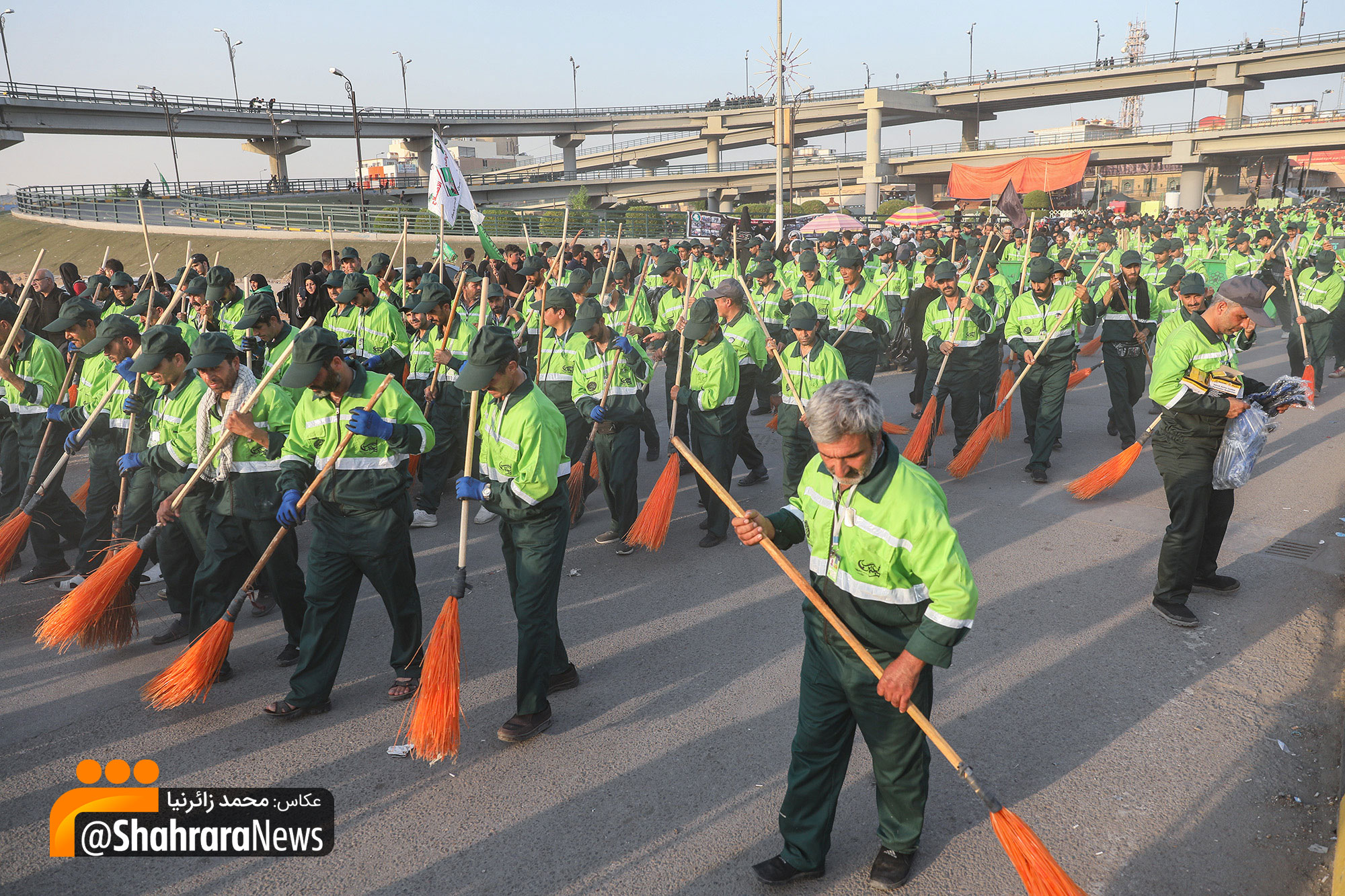 پاکبان‌های مشهدی، خیابان‌های نجف را رفت و روب می‌کنند