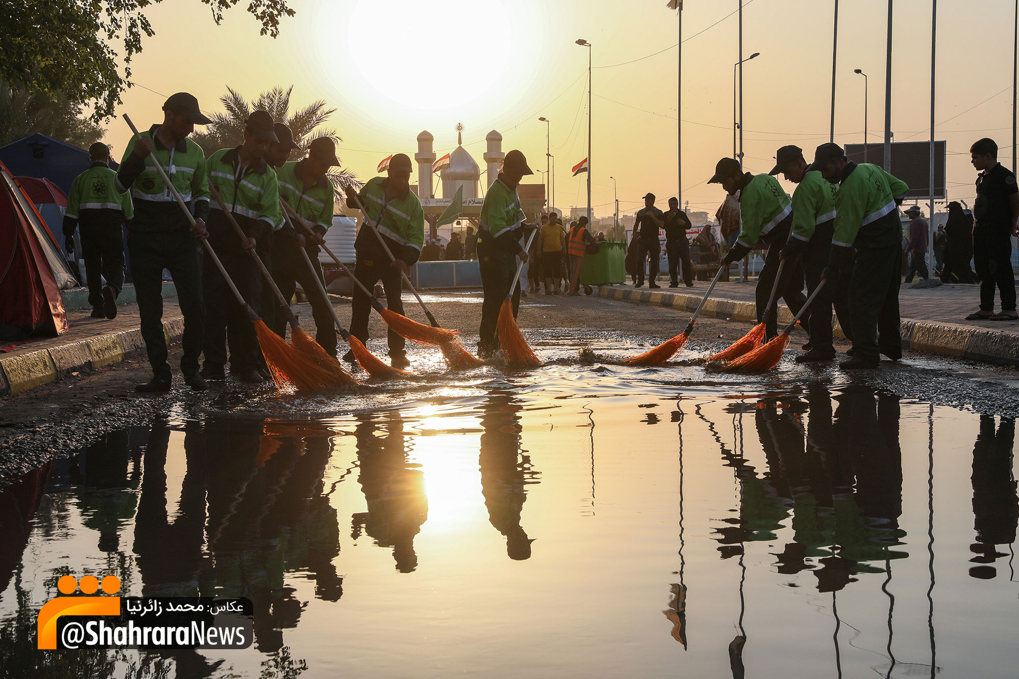 پاکبان‌های مشهدی، خیابان‌های نجف را رفت و روب می‌کنند