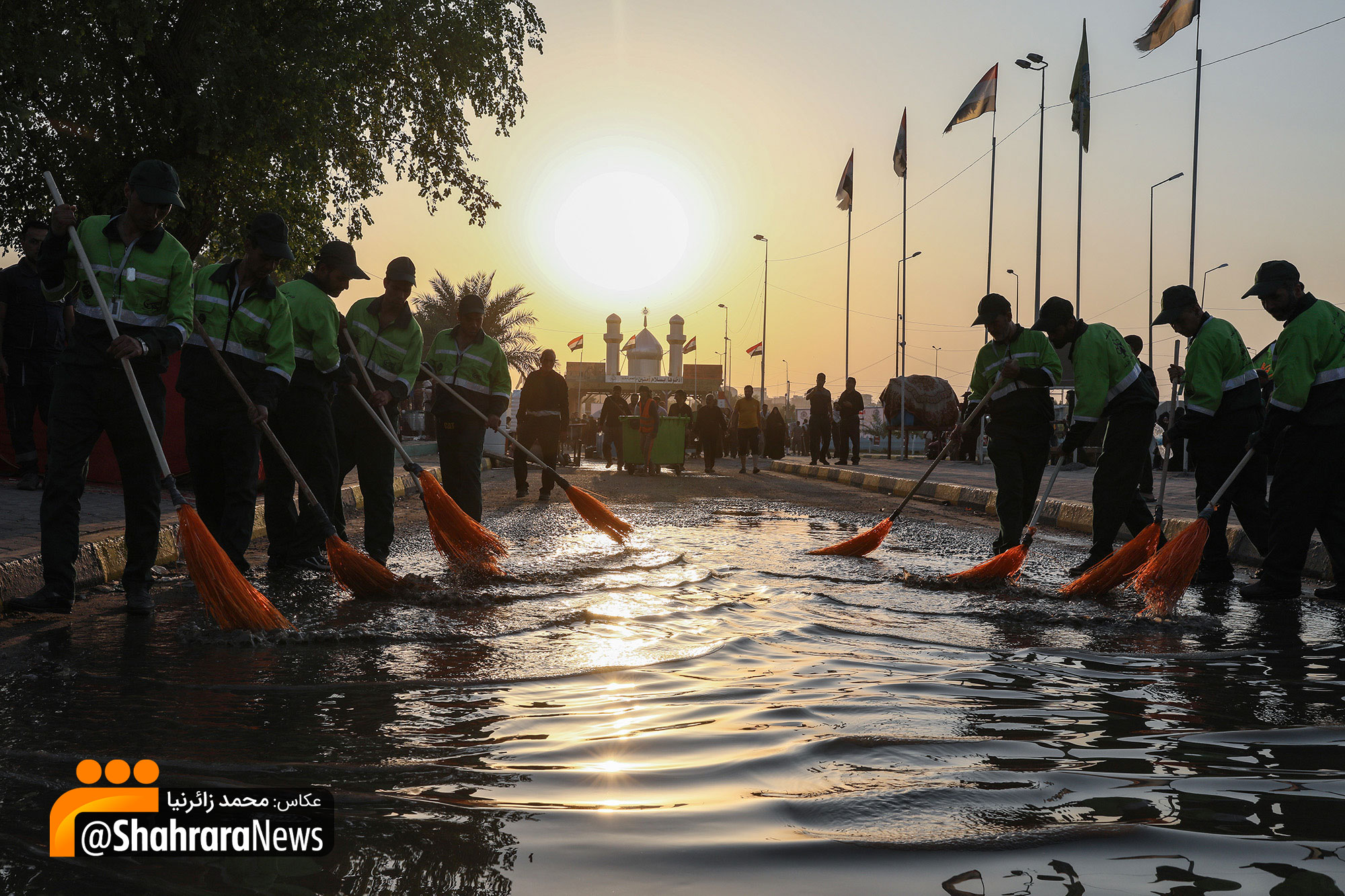پاکبان‌های مشهدی، خیابان‌های نجف را رفت و روب می‌کنند