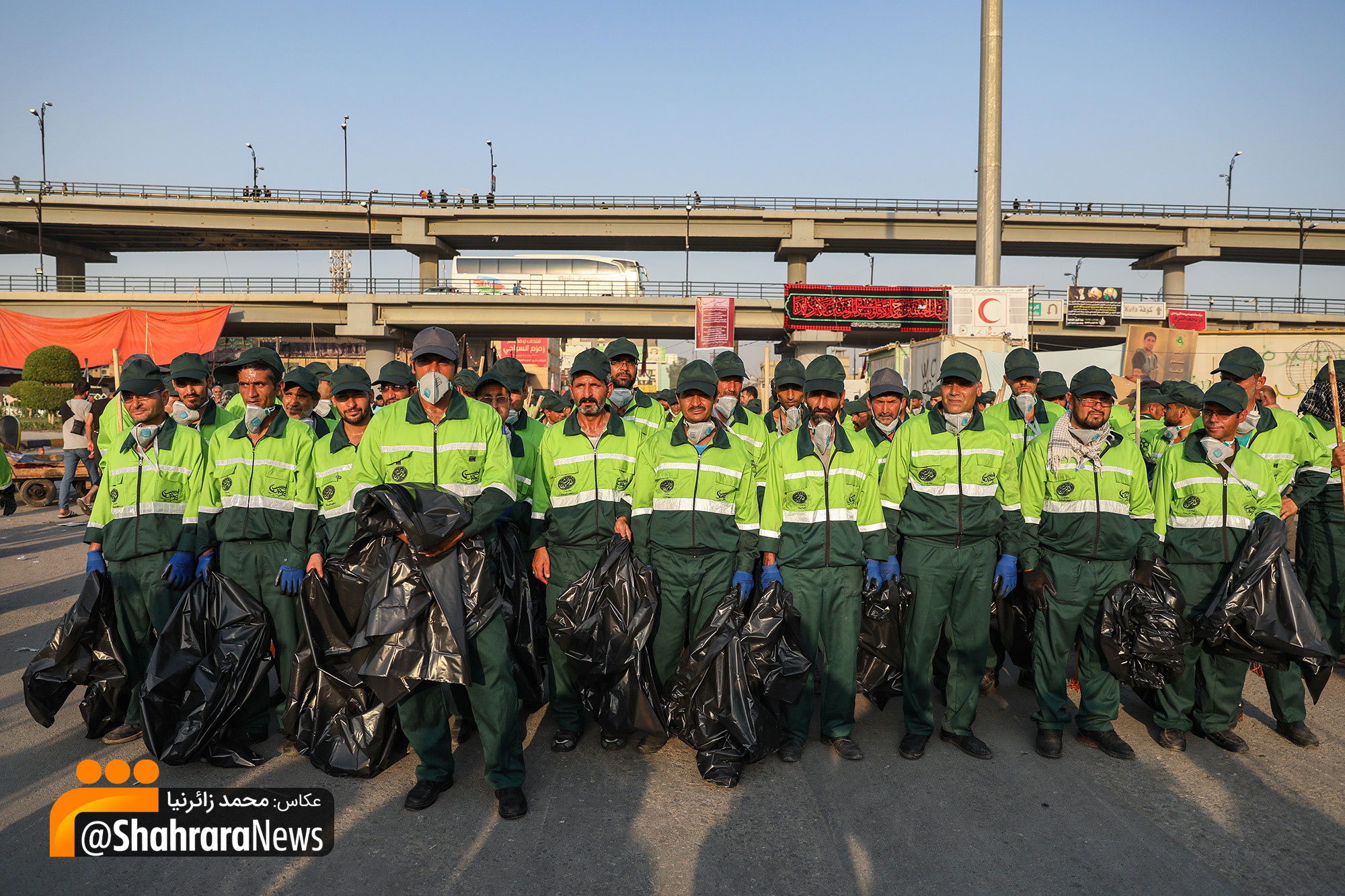 پاکبان‌های مشهدی، خیابان‌های نجف را رفت و روب می‌کنند
