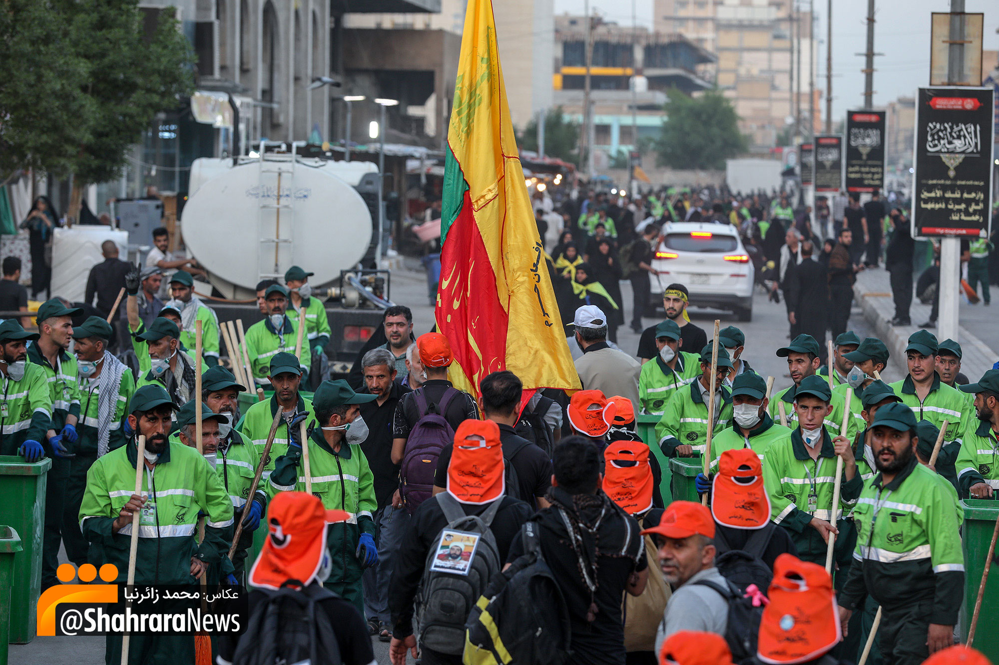پاکبان‌های مشهدی، خیابان‌های نجف را رفت و روب می‌کنند