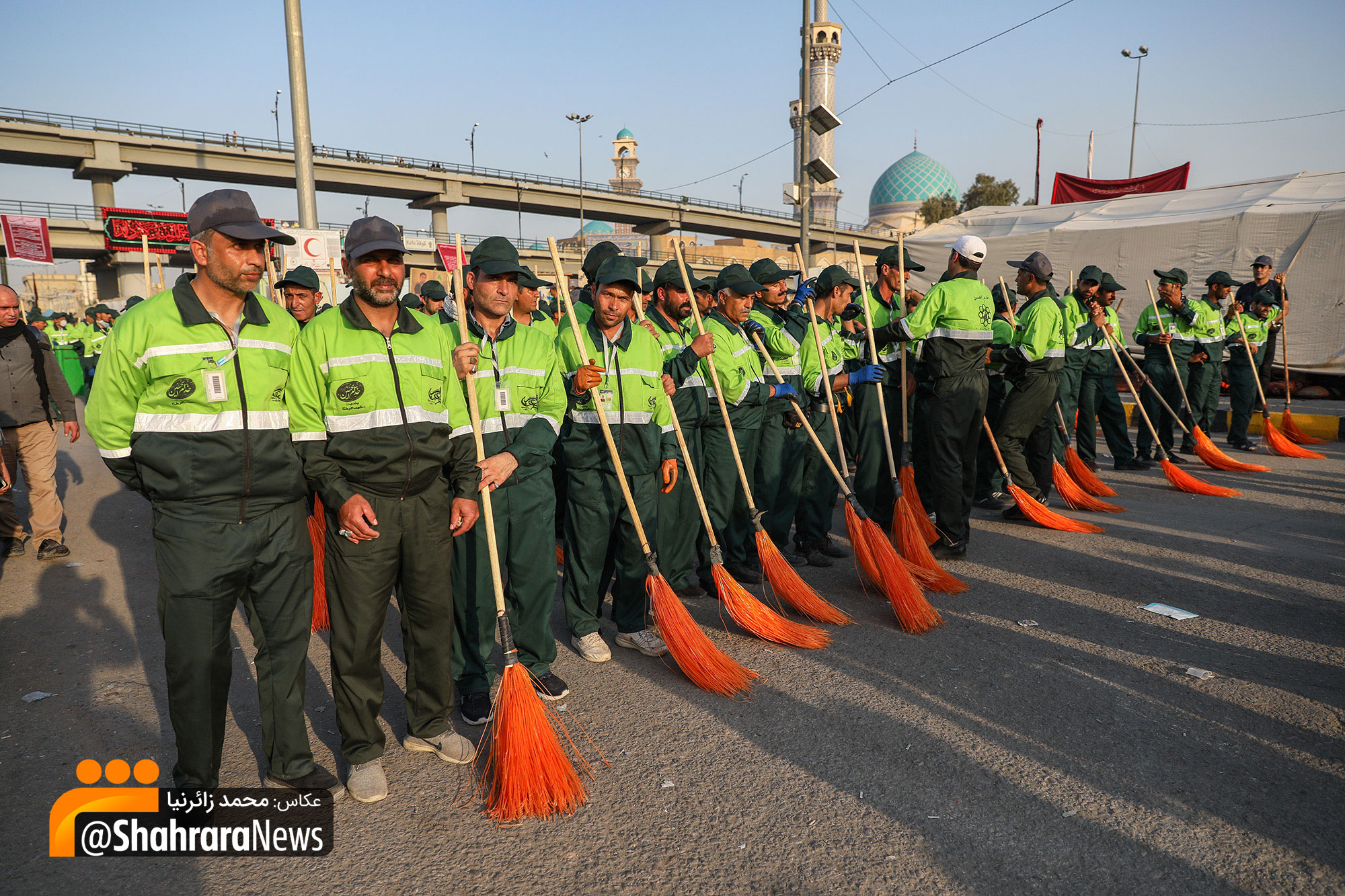 پاکبان‌های مشهدی، خیابان‌های نجف را رفت و روب می‌کنند