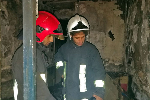 نجات ۱۱ نفر از آتش‌سوزی واحد مسکونی دربولوار طبرسی مشهد+ عکس