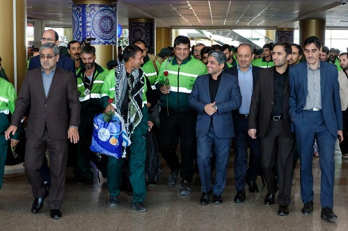 استقبال پرشور از بازگشت کاروان خدام الحسین (ع) شهرداری مشهد در فرودگاه مشهد