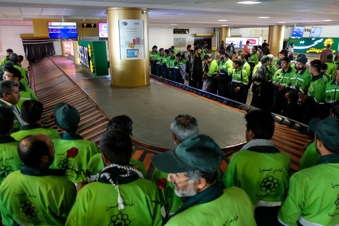 استقبال پرشور از بازگشت کاروان خدام الحسین (ع) شهرداری مشهد در فرودگاه مشهد