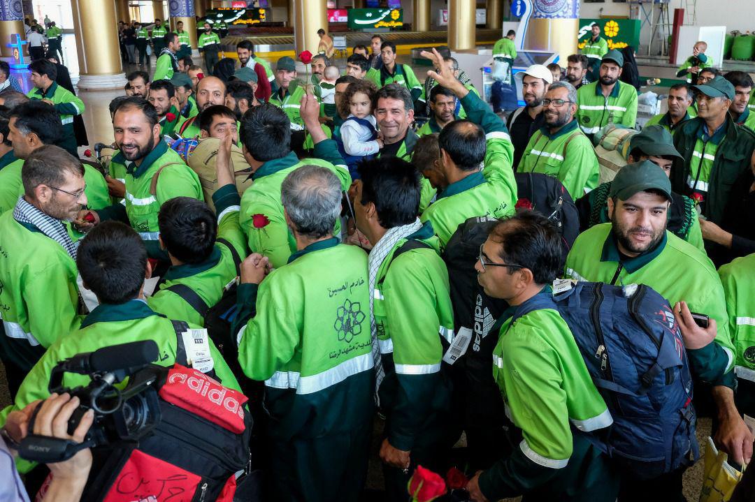 استقبال پرشور از بازگشت کاروان خدام الحسین (ع) شهرداری مشهد در فرودگاه مشهد