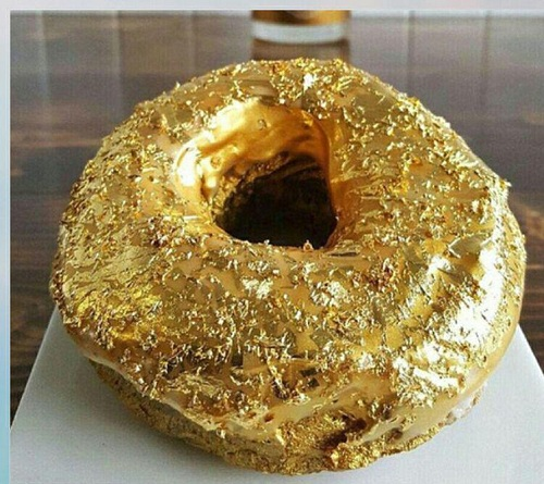 دونات، بستنی و استیک با طعم طلا در مشهد +فیلم