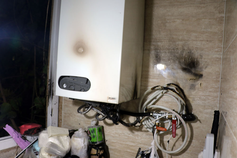 خسارت بر اثر انفجار پکیج دیواری منزل مسکونی در مشهد