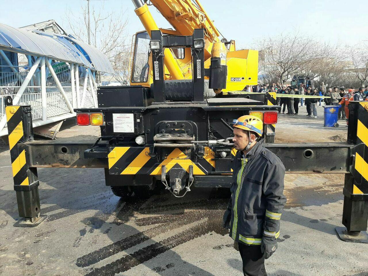 سقوط پل عابر پیاده در صدمتری مشهد+ویدئو سقوط پل عابر پیاده در صدمتری مشهد+ویدئو